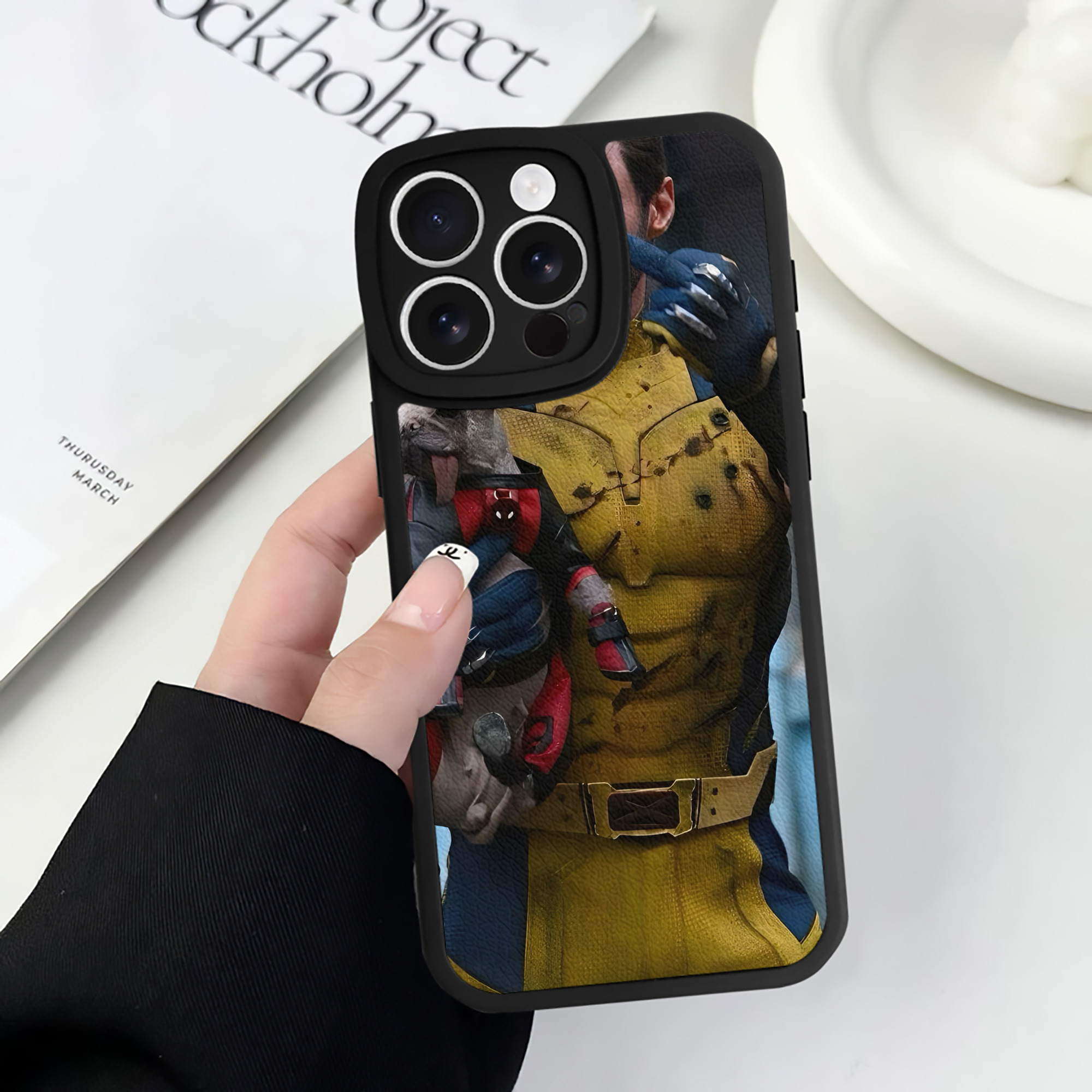 （画像用） Deadpool デッドプール 【iPhone 16シリーズ対応】シリコンスマホケース（レザー調） 材質：シリコン